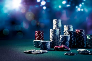 Live dealer announcing Dragon Tiger result on siritogel screen